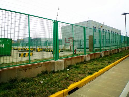 南京铁丝网围墙护栏-铁丝网围栏网现货-南京护栏网-南京律和护栏网厂